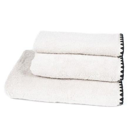 https://www.maison-midi.com/cdn/shop/products/white-issey-large-bath-towel-white-decor-744325-3_x700.jpg?v=1574533683